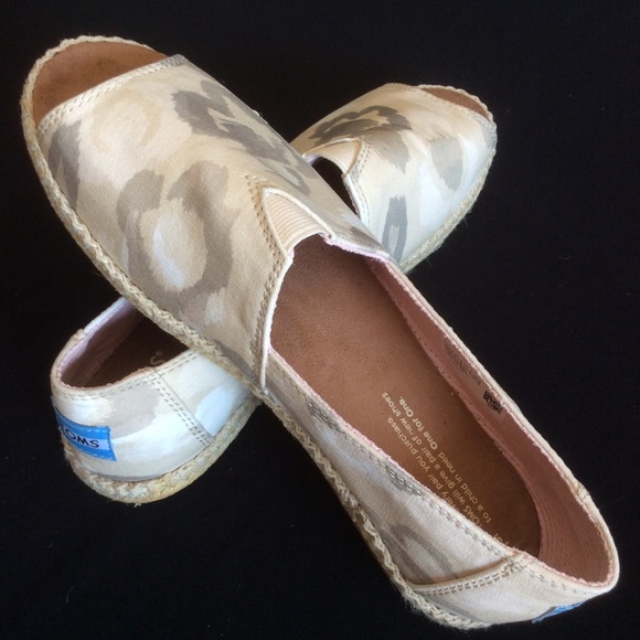 NWOB Toms Open Toe Camo Flats, Sz W8.5 - Picture 9 of 10